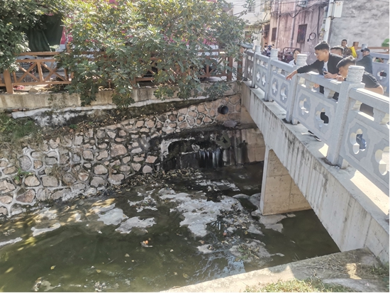 ​信阳市羊山新区城管局：持续整治黑臭水体 实现河清岸绿景美